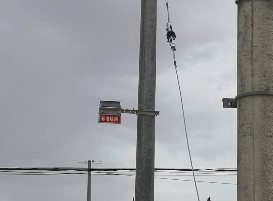 甘肅電力安裝防外破警示牌，為電力防護(hù)增添“保護(hù)傘”